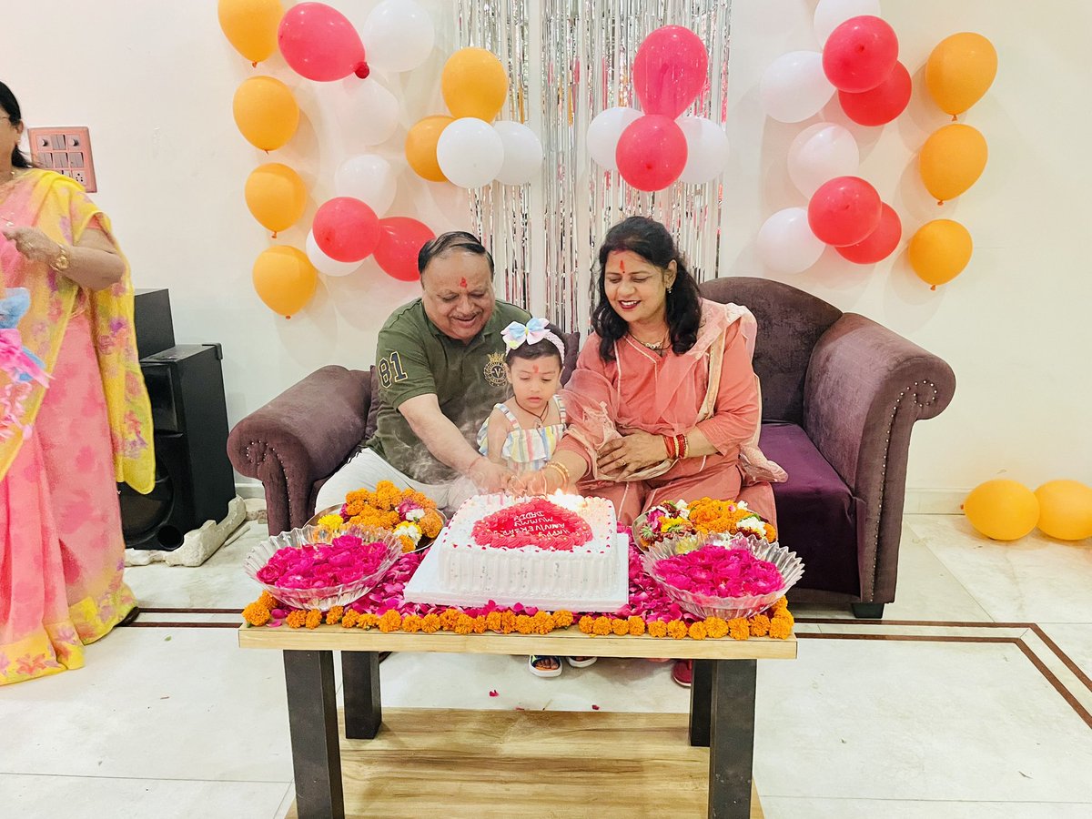 DrAnchalSing's tweet photo. Happy Wedding Anniversary Mummy Daddy !

#anniversary https://t.co/OIUGN1Xgnk