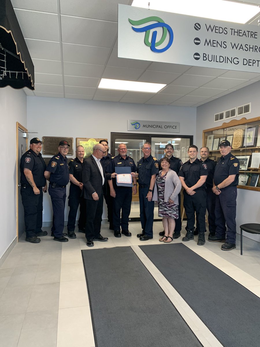 DuttonDFire's tweet photo. Great show of support for Deputy Kevin Hull celebrating his retirement after 31 years, from Mayor Hentz and Council as well as our great firefighters. #DuttonDunwich519 https://t.co/prQtHUDfMD