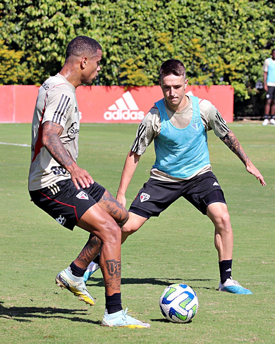 SaoPauloFC's tweet photo. De volta ao CT da Barra Funda, o elenco iniciou a preparação para a próxima rodada do @Brasileirao, em atividade que contou também com atletas da base. 

🔜 Sábado (27) tem Tricolor em campo contra o Goiás, às 21h, diante da #TorcidaQueConduz no Morumbi!

#VamosSãoPaulo 🇾🇪 https://t.co/Hqp5pYmtJc