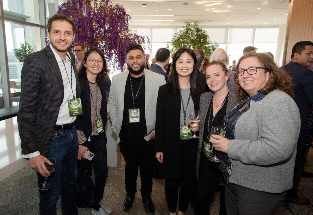 EYCanada's tweet image. En tant que membre de la communauté des anciens, vous occuperez toujours une grande place dans nos cœurs. 💛 Faites défiler pour voir les photos des événements tenus durant la semaine des anciens la semaine dernière! 

#EYCanada #AlumniWeek