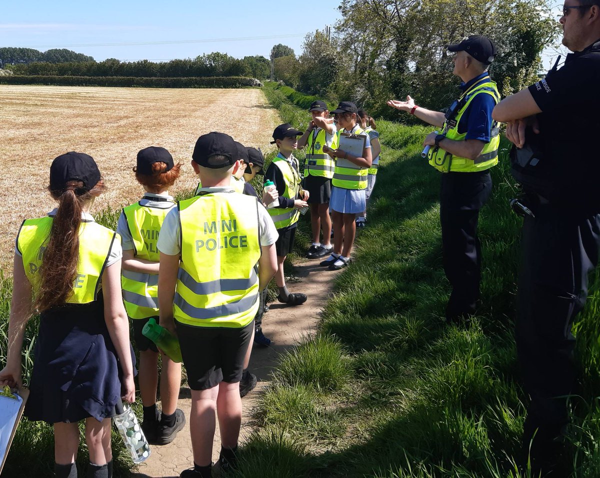 #RuralTaskForce Today was the attestation of 10 #ruralminipolice officers from @NaffertonSchool & the first lesson in #CountrysideCode. The #ruralminipolice scheme is a fun & interactive project aimed to build trust within our rural communities & promote responsible citizenship