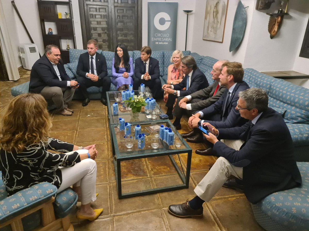 Hoy he tenido el placer de asistir al almuerzo del Círculo Empresarial de Málaga, presidido por el ex presidente del Gobierno, José María Aznar, en la Finca Las Yeguas, quien ha sido el protagonista de este encuentro empresarial. #popularespizarra #liderazgo #emprendimiento