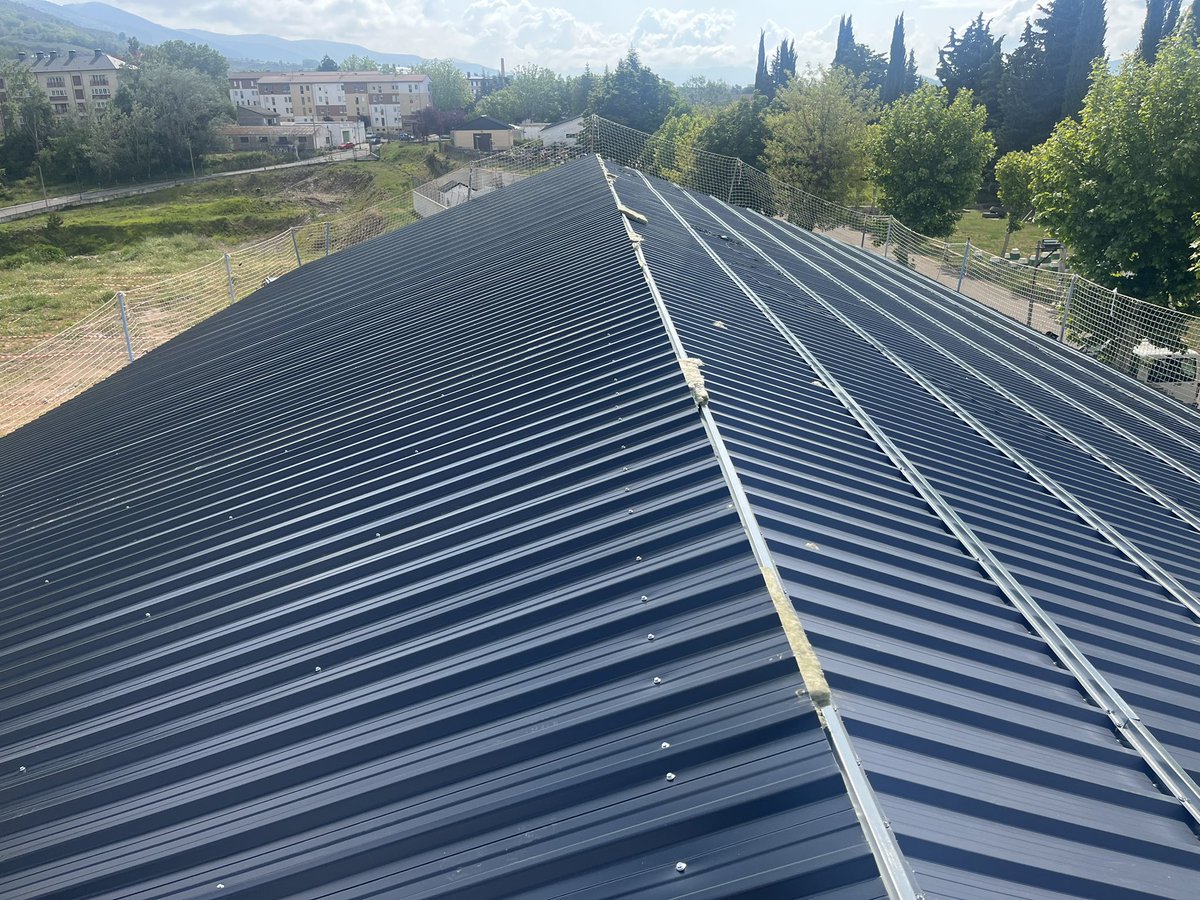 ironproyect's tweet photo. #rehabilitación de #cubiertas : #pirineo #nave #chapa #isover #lanaderoca #aislamiento #industrial #obra #naveindustrial #transformados #metálica #negro #cerramientos #logistica #almacen #ironproyect https://t.co/rduRFJjfur