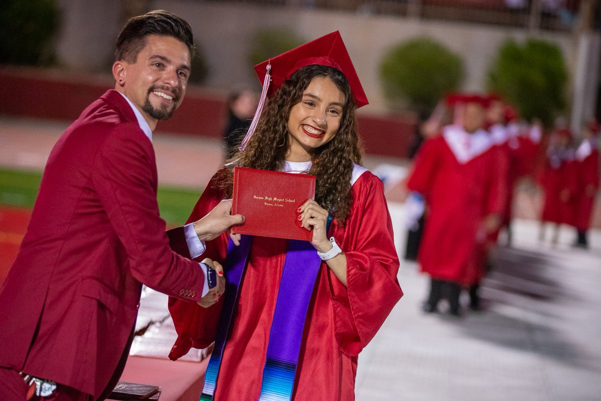 KarlaGEscamilla's tweet photo. Su sonrisa lo dice todo. Yo, aún más orgullosa y feliz 🎓❤️ #classof2023 #tucsonhigh https://t.co/7oHaXIA7XE