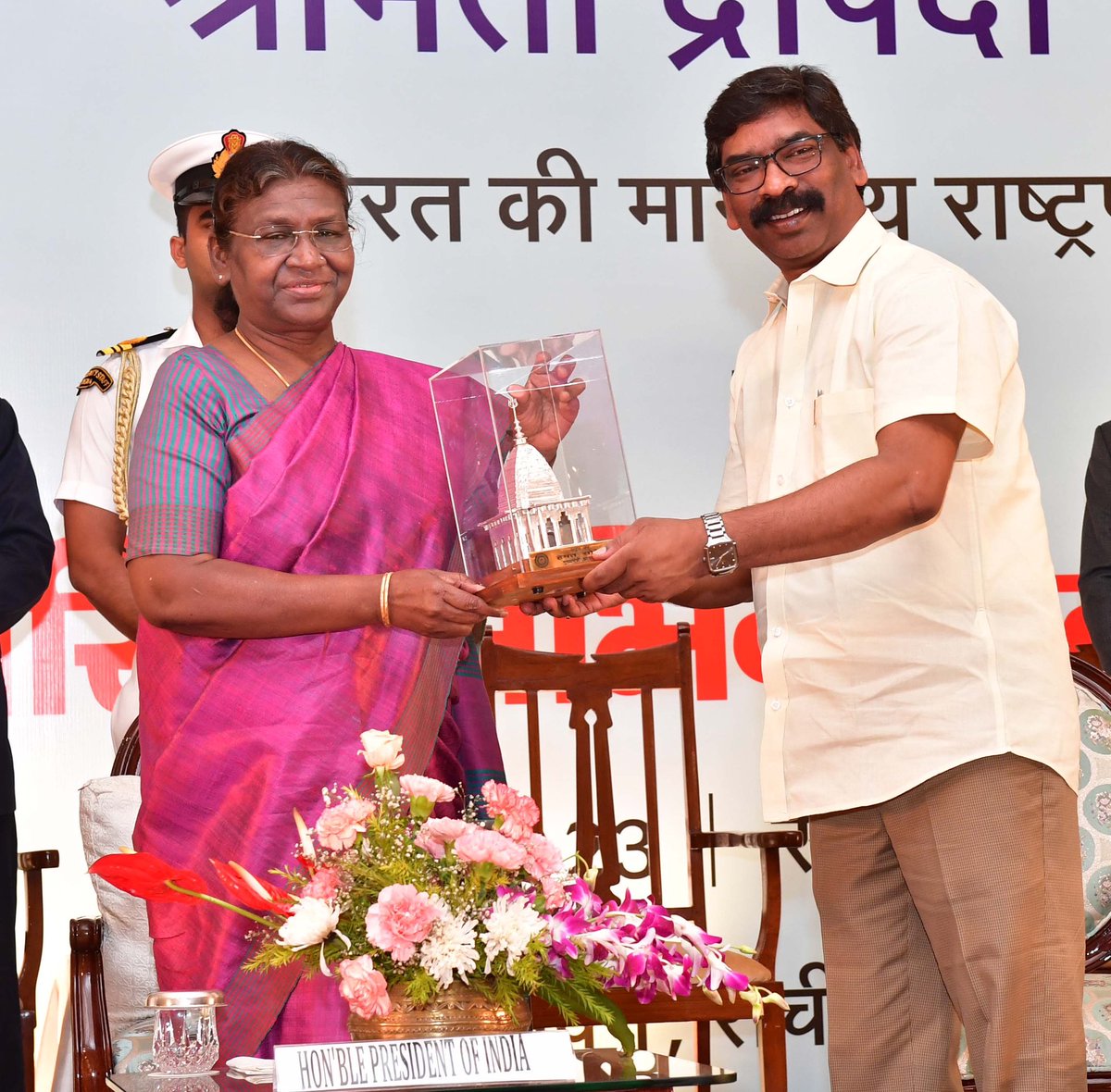 rashtrapatibhvn's tweet photo. President Droupadi Murmu attended a civic reception hosted in her honour by the Government of Jharkhand at Raj Bhavan, Ranchi. https://t.co/NrDTL2sxwD https://t.co/yvjanBEF4l