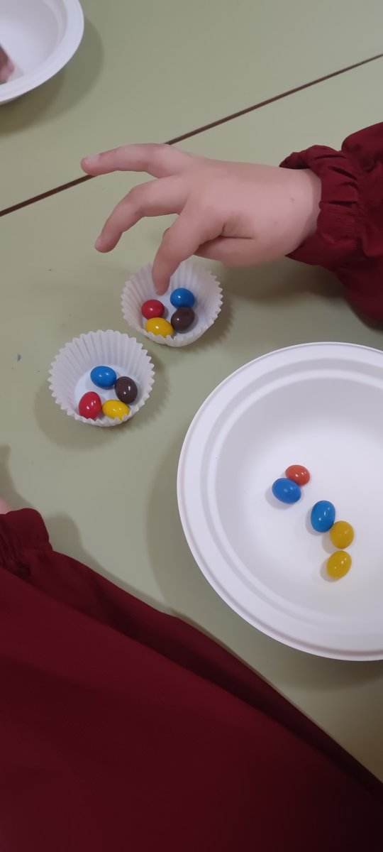 RodriguezAlbe02's tweet photo. ¿Sabíais que mañana es el Día Internacional del Juego?

Nosotros si lo sabíamos y, por eso, hemos hecho una de esas combinaciones educativas que tanto nos gustan... ¡Juntar divisiones matemáticas con chocolatinas!

#educacion #primaria #aprendizaje #colegiorodriguezalberto https://t.co/TJXnY3wyRd