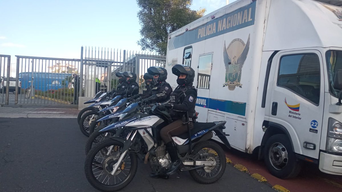 PoliciaEcZona8's tweet photo. #GraDCésarZapata #DGSCOP mencionó: que 44.588 servidores policiales se encontrarán desplegados en los ejes viales, centros comerciales, lugares turísticos y otros sitios con afluencia de personas, con el objetivo de garantizar las seguridad en todo el territorio ecuatoriano. https://t.co/vlpGdXD6nf