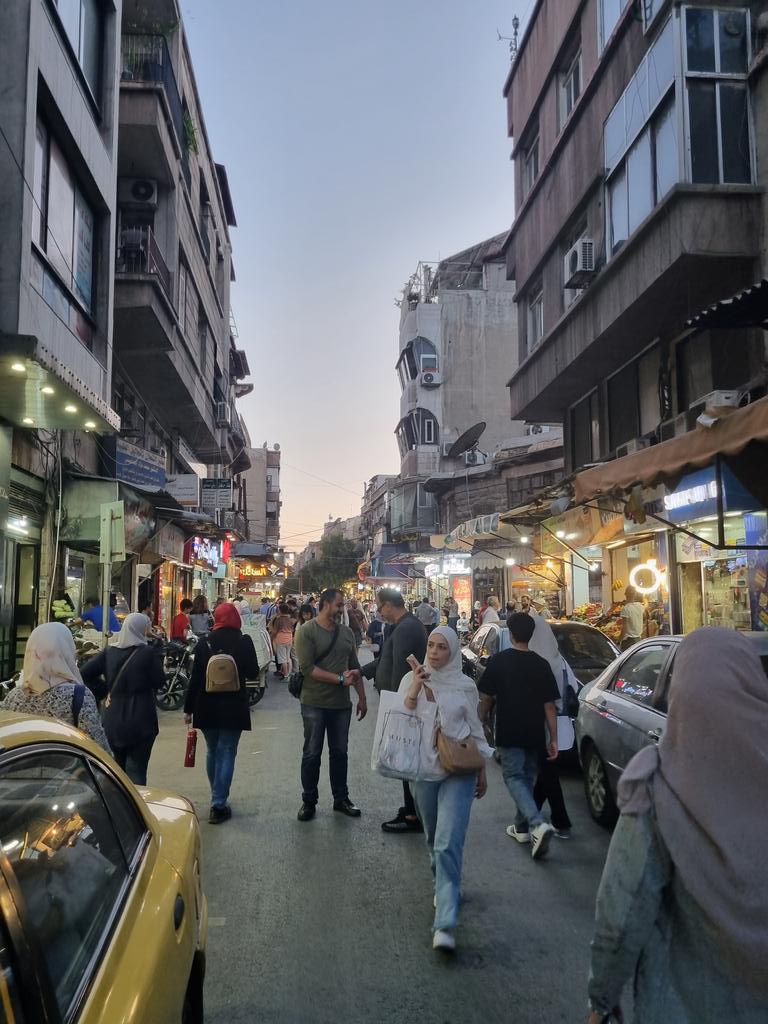 لوگ پھر ہنسے دیکھو
شہر پھر بسے دیکھو
۔۔ دمشق ۔۔