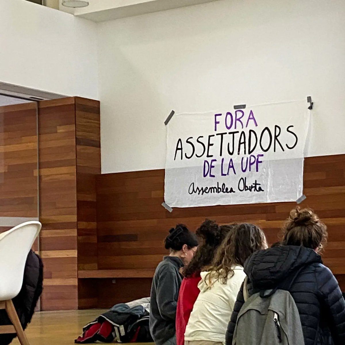 🟣 Avui hem participat de la segona assemblea oberta!

👉🏼 No cedirem ni un pam de les universitats als assetjadors; les estudiants ens organitzem i plantem cara a les violències masclistes.

😉 Novetats ben aviat!