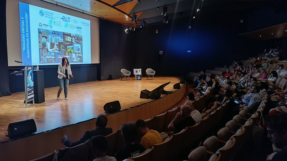 ucomur's tweet photo. 📢  Lola Ojados @UPCToficial nos abre los ojos a la #RealidadVirtual y a la #RealidadAumentada a través de una serie de aplicaciones y herramientas que el alumnado de la UPCT ya utiliza y que les permite conocer los procesos antes de desarrollar sus proyectos.

#UcomurConecta https://t.co/nW5WxOAvmc