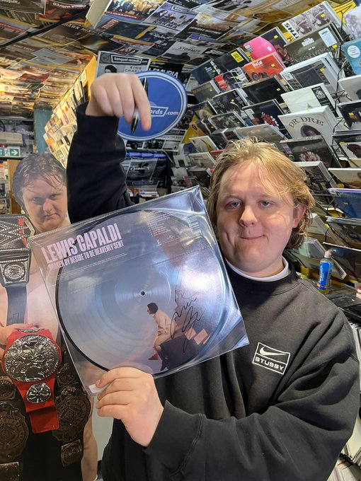 BanquetRecords's tweet image. ✍️ LEWIS CAPALDI ✍️

last of the signed copies of Broken By Desire To Be Heavenly Sent at  banquetrecords.com/lewis-capaldi/…