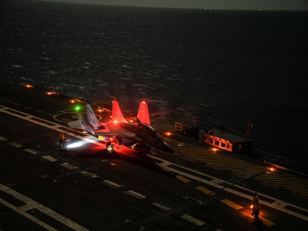 ani_digital's tweet image. "Historic milestone": Indian Navy after MiG-29K makes maiden night landing on INS Vikrant

Read @ANI Story | aninews.in/news/national/…
#IndianNavy #INSVikrant #MiG29K