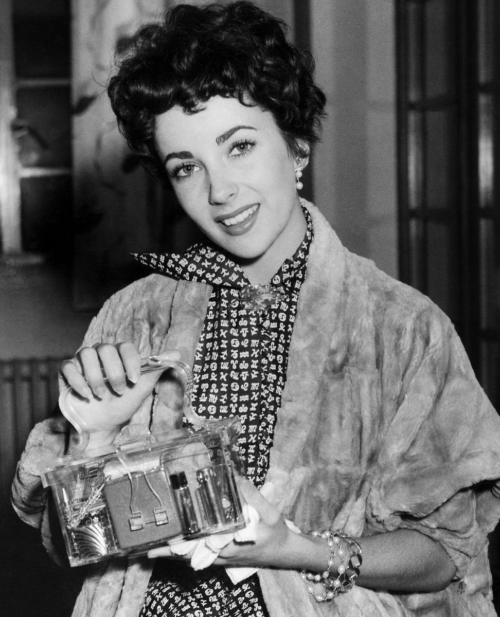 ElizabethTaylor's tweet photo. Elizabeth always had the perfect purse for every occasion! Which one are you pulling inspiration from for your next look?
#ElizabethTaylor #Fashion #FashionInspo #Syle #Purse #Glam #OldHollywood https://t.co/9ZXticjoCu