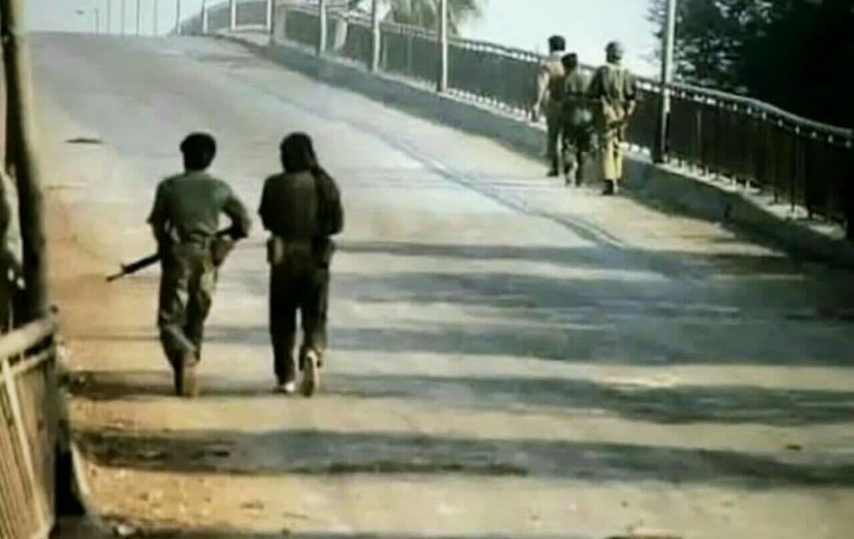 These five people are the last people who crossed the Khorramshahr bridge, to delay the Iraqi forces until the people leave the city. The five people who never came back and we have neither known their names nor seen any other pictures of them.
RIP Heroes 🕊️

#Iran #history #war