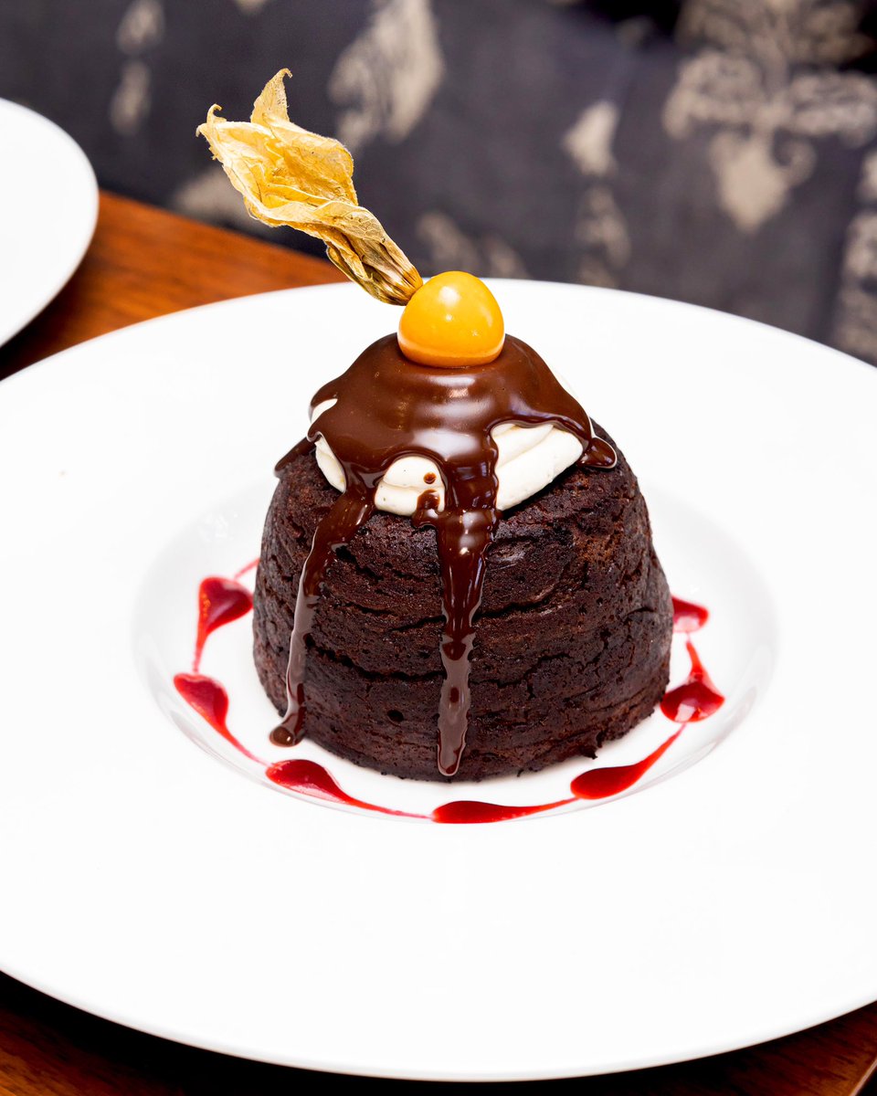 You deserve this today 

|TORTA MOLTEN CASTELLO|
ORANGE RUBY GANACHE, CHANTILLY CREAM
.
.
.
#moltenchocolatecake #blueblood #steakhouse #casaloma #dessert #finedining #toronto #torontorestaurant #blogto #castle #dessertlover