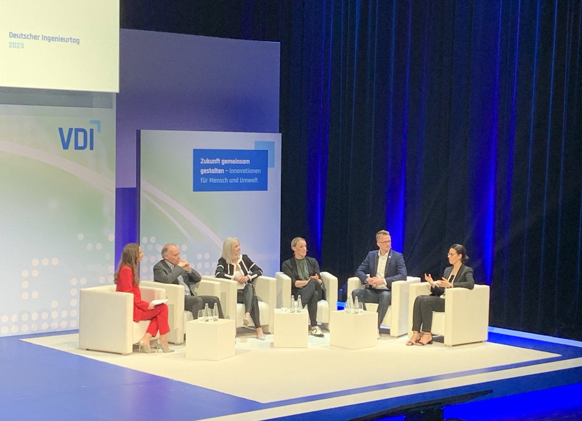 VDI Politik (@vdi_politik) on Twitter photo Spannende Diskussion auf dem Panel „Neue Modelle für Arbeit und Wertschöpfung. <a href="/dujic_ana/">Ana Dujić</a> von der <a href="/denkfabrik_bmas/">Denkfabrik Digitale Arbeitsgesellschaft</a> möchte, dass wir #Digitalisierung auch dafür nutzen, dass Arbeit für alle besser wird. #DIT2023 #VDI #Transformation <a href="/BMAS_Bund/">Bundesministerium für Arbeit und Soziales</a> Spannende Diskussion auf dem Panel „Neue Modelle für Arbeit und Wertschöpfung. <a href="/dujic_ana/">Ana Dujić</a> von der <a href="/denkfabrik_bmas/">Denkfabrik Digitale Arbeitsgesellschaft</a> möchte, dass wir #Digitalisierung auch dafür nutzen, dass Arbeit für alle besser wird. #DIT2023 #VDI #Transformation <a href="/BMAS_Bund/">Bundesministerium für Arbeit und Soziales</a>