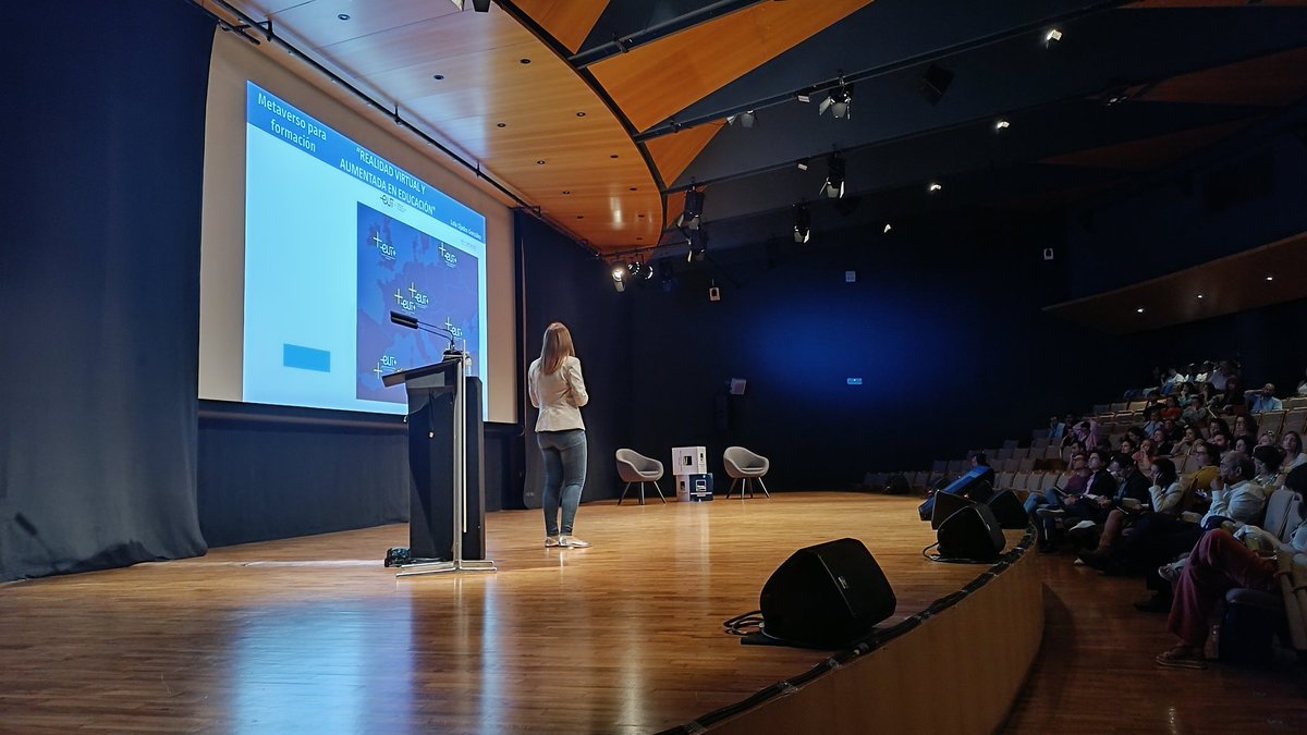 ucomur's tweet photo. 🎙️"Al alumnado les motiva sentirse protagonistas del proceso de aprendizaje, y la #RealidadVirtual les da acceso a aquello que piensan e imagina. Antes de crearlo".

👉La @UPCToficial usa una app de RV que permite generar una imagen 3D a partir de un plano en 2D. 

#UcomurConecta https://t.co/wV1qYa68ia