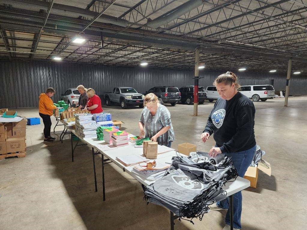 cobbvantress's tweet photo. Cobb team members from our Tennessee farm helped the Together Morgan County program pack 200 backpacks with school supplies! These backpacks will go to Pre-K students for the 2023/2024 school year at local schools. 🎒✏️🍎 https://t.co/wca2fUh3Aw