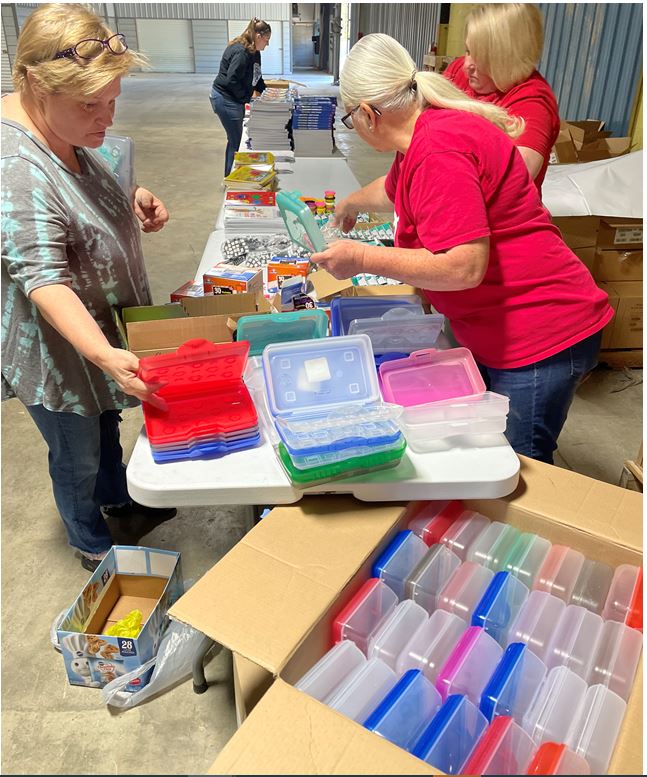 cobbvantress's tweet photo. Cobb team members from our Tennessee farm helped the Together Morgan County program pack 200 backpacks with school supplies! These backpacks will go to Pre-K students for the 2023/2024 school year at local schools. 🎒✏️🍎 https://t.co/wca2fUh3Aw