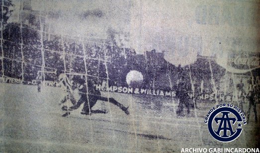 47 años de la noche que Humberto Bravo hizo templar de furia al Gigante de #Alberdi.Apenas 17 días después del 4-0 en la #Boutique (#AperturaLCF),#Talleres debutó en el #ClausuraLCF y el "Tigre" gritó los cuatro goles para doblegar a #Belgrano. ¡Los dejó enfermos de Tallerinismo!