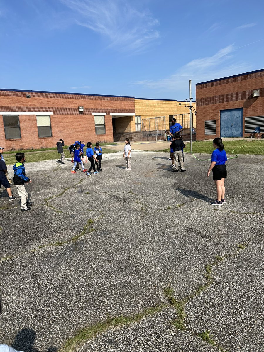 Brendapg44's tweet photo. Perfect day for field day!
#teamworkmakesthedreamwork 
@WMYwildcats https://t.co/8gUmx96Z0q