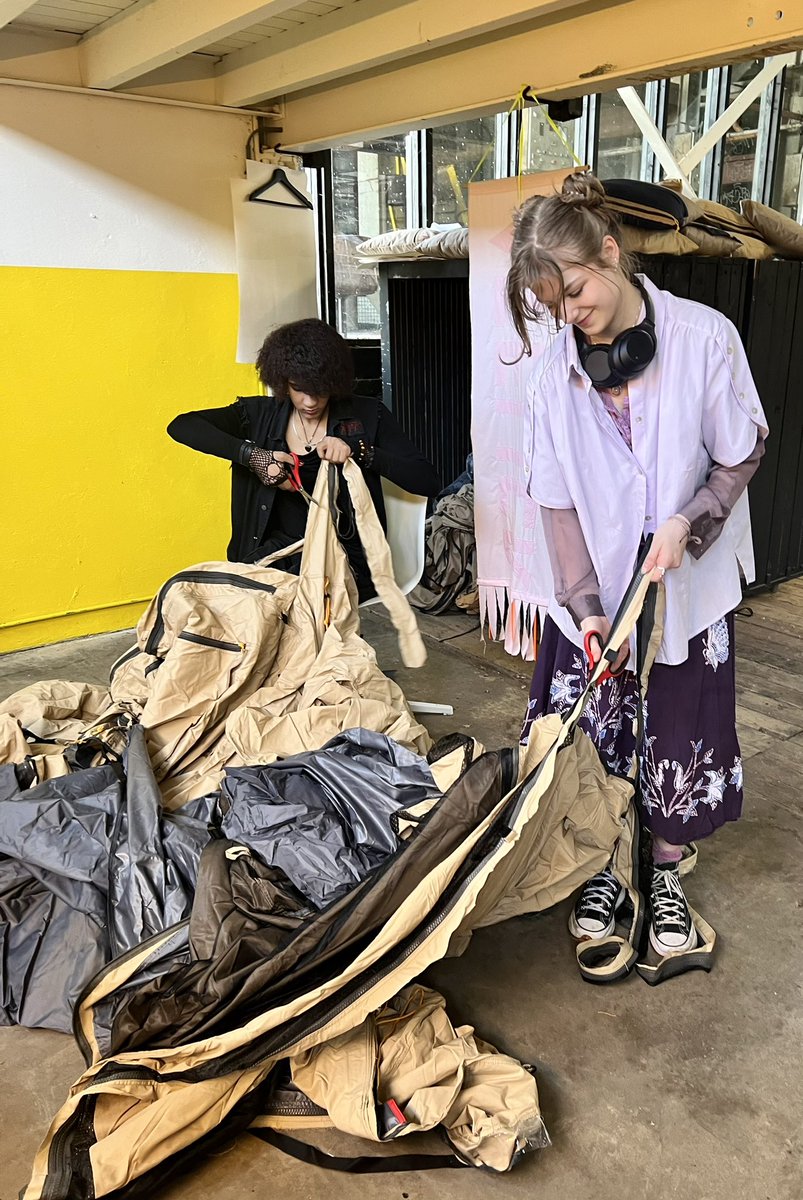 Zomaar een dagje in de #Makersstraat op terrein @tramkade bij #Sociallabel #lab #samenwerken #placemaking #vannietsietsmaken #duurzamewaardevantijdelijkgebruik