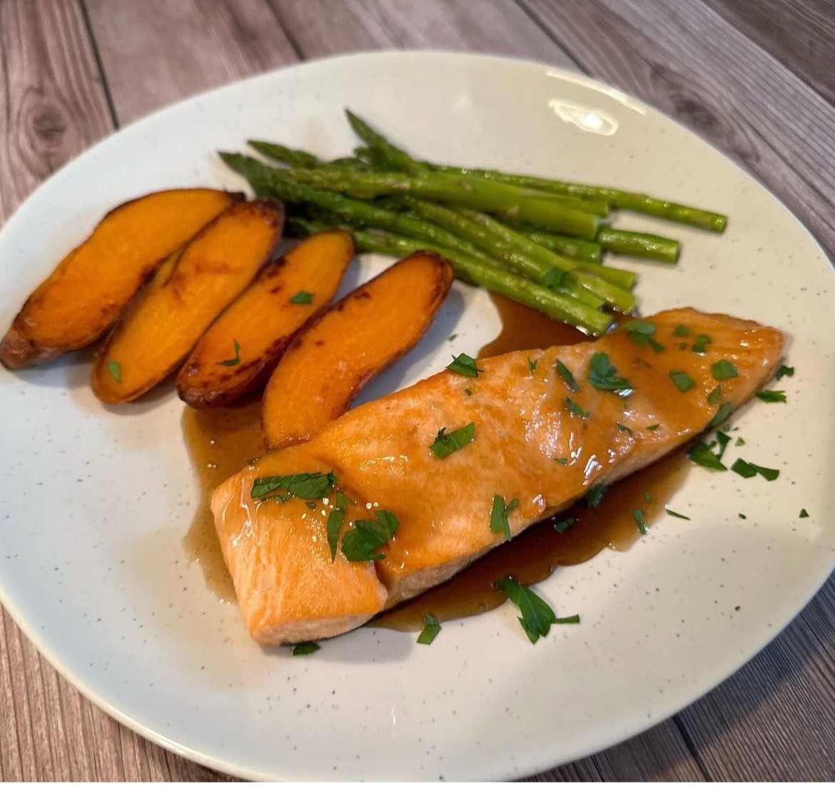 AllFreshSeafood's tweet photo. 📸 Snapshot from one of our clawsome customers @louchiafullo! This bourbon maple glaze looks like it pairs perfectly with our wild caught fresh salmon fillet! Bravo! 🤤🎣

✔️ Place your order
📦 Get your box delivered 
🙌 Happy Dance
📸 Snap a photo &amp; tag us
🍽️ Enjoy! https://t.co/GSw8JvNwrJ