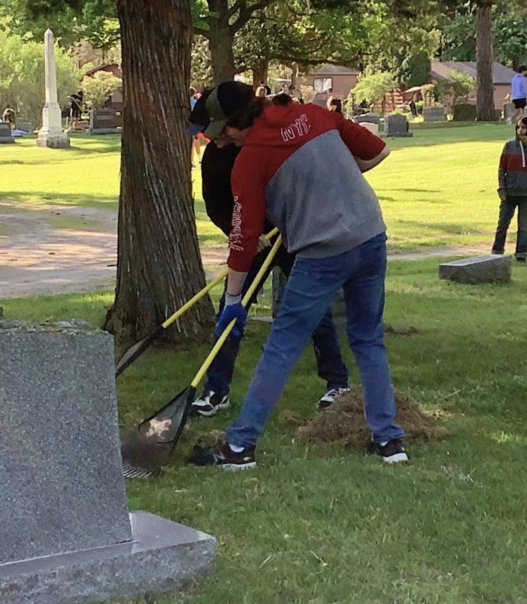 candperz's tweet photo. Another amazing community service event at the Suamico Cemetery! Thank you to everyone who made this event possible - Lamers Bus Lines, the Village of Suamico, the Howard Suamico School District and all the volunteers who joined us! @hssdbv @HSSD https://t.co/ogidQDpEPI