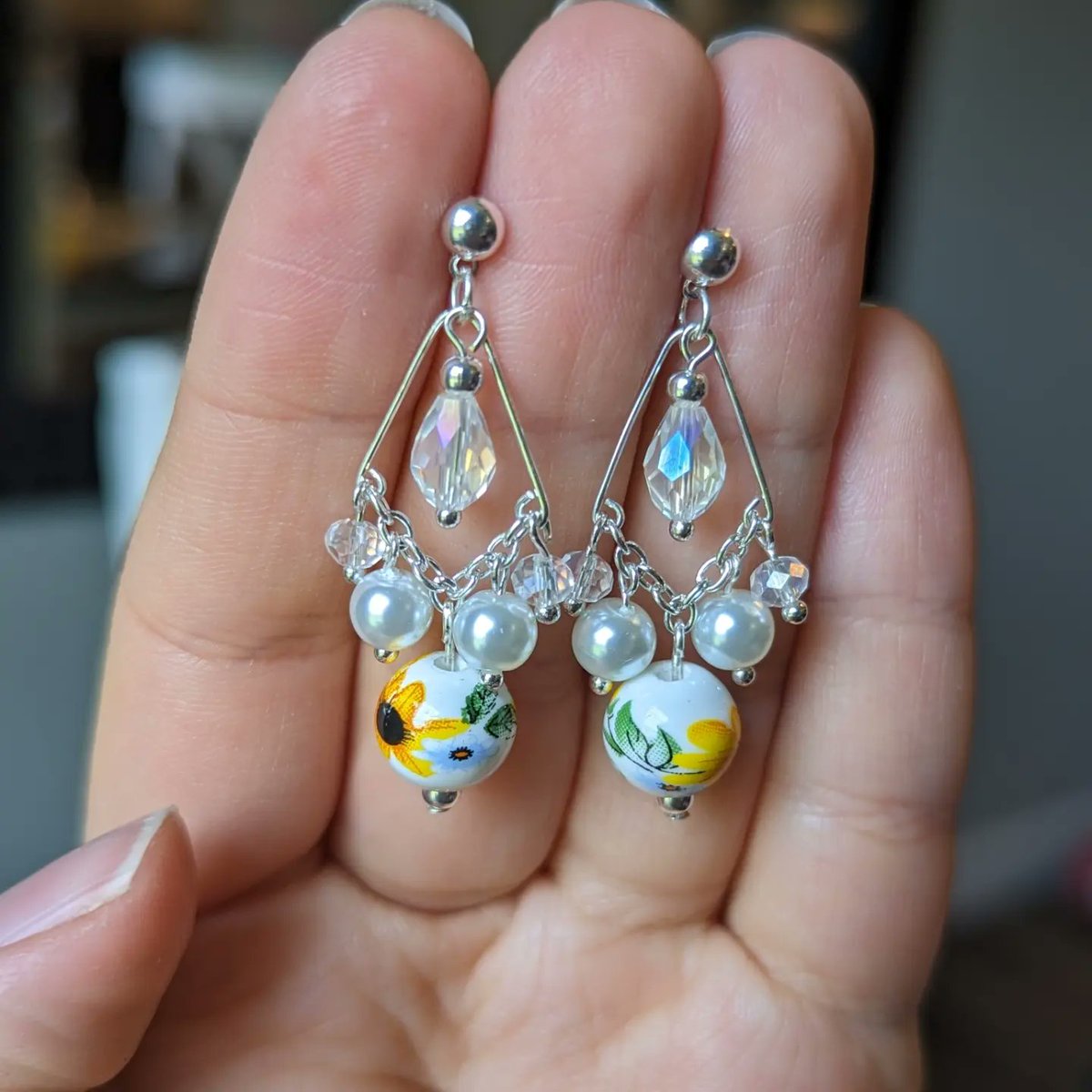 Today's craft is making some floral earrings. I have just been loving these floral porcelain beads they are so cute. What do you think, would you wear them?
#sunflower #earrings #flower #flowerjewelry #silver #silverearrings #handmade #sunflowerjewelry #calraejewelry
