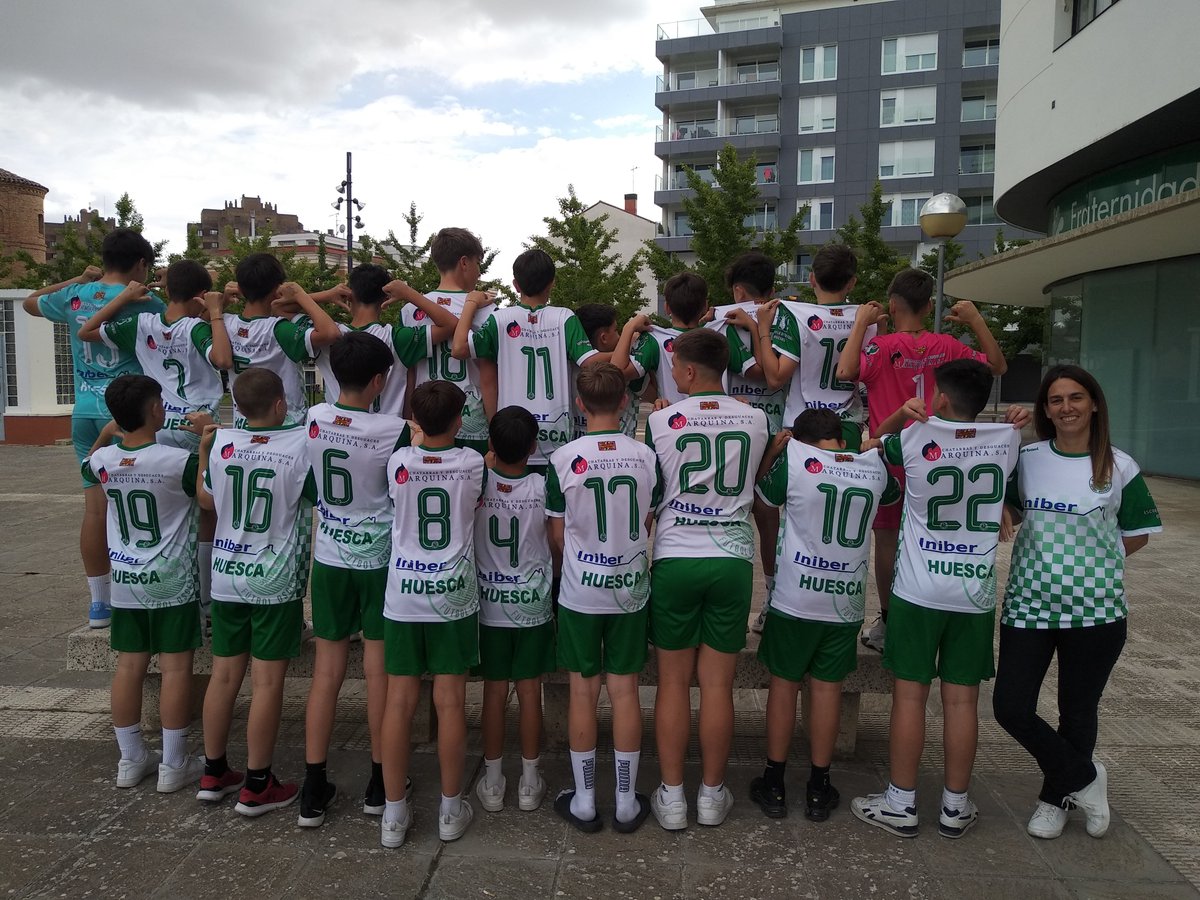 📸 | El Infantil E entregó un obsequio a sus patrocinadores, Modimela e Iniber, como muestra de agradecimiento. 🎁💚 

¡Gracias por vuestro apoyo! ¡Gracias por ser parte de la familia EFO! 

#AupaEFO ⬜🟩