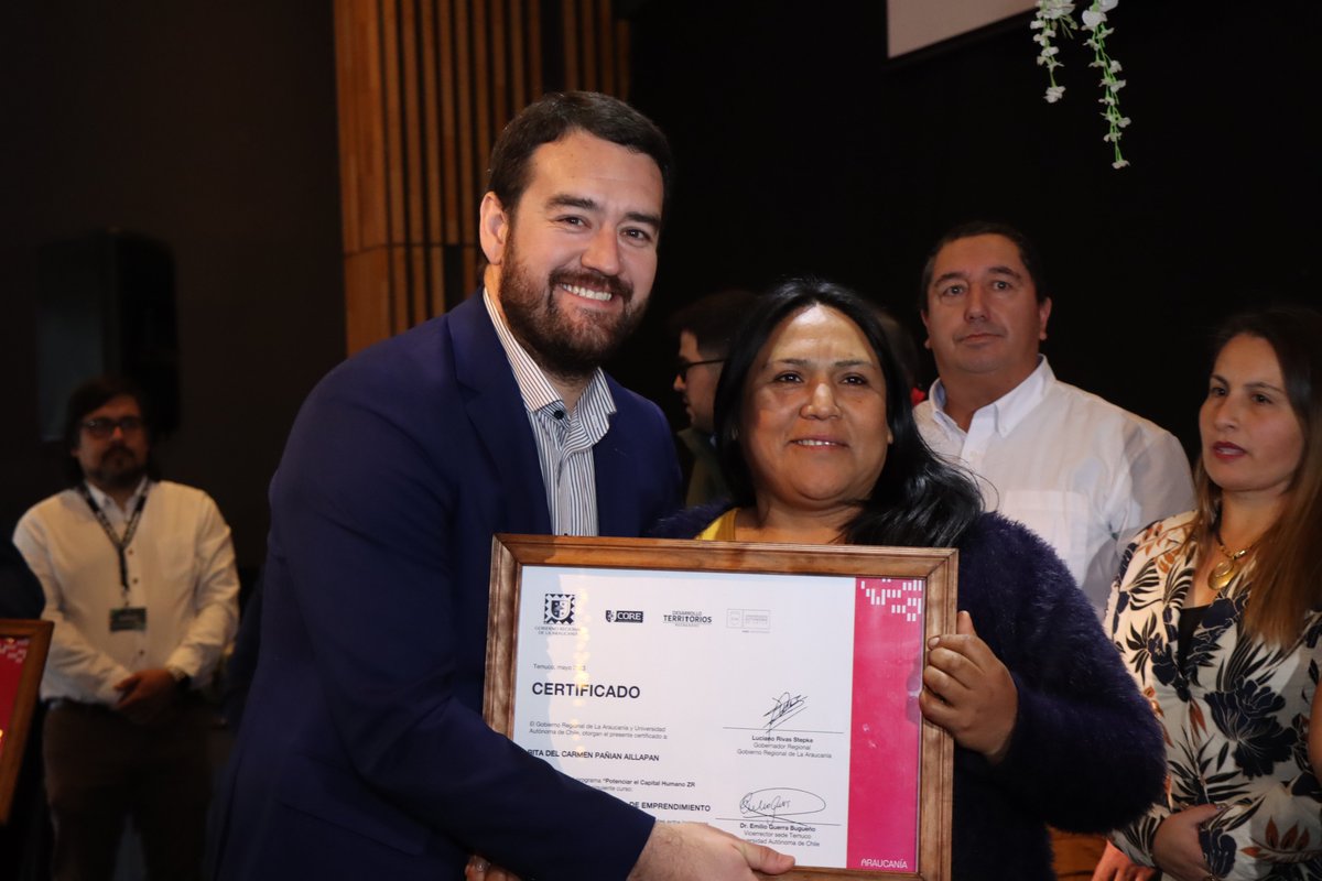 gorearaucania's tweet photo. El gobernador regional, @LucianoRivas hizo entrega de certificados a 80 emprendedores de las comunas de #Carahue, #NuevaImperial, #Saavedra, #Toltén y #TeodoroSchmidt, que fueron parte del programa “Potenciar el Capital Humano Zona de Rezago Costa #Araucanía”. https://t.co/Vt49OwGgAq