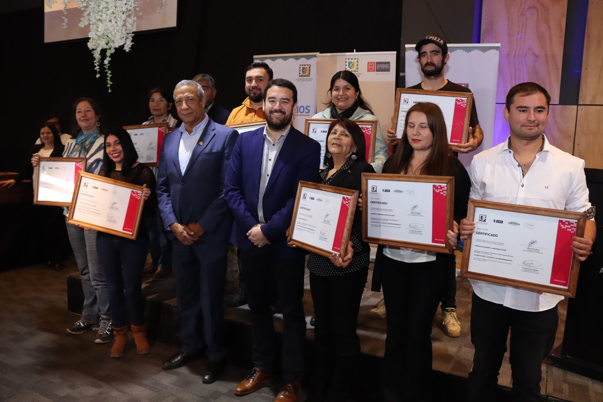 gorearaucania's tweet photo. El gobernador regional, @LucianoRivas hizo entrega de certificados a 80 emprendedores de las comunas de #Carahue, #NuevaImperial, #Saavedra, #Toltén y #TeodoroSchmidt, que fueron parte del programa “Potenciar el Capital Humano Zona de Rezago Costa #Araucanía”. https://t.co/Vt49OwGgAq