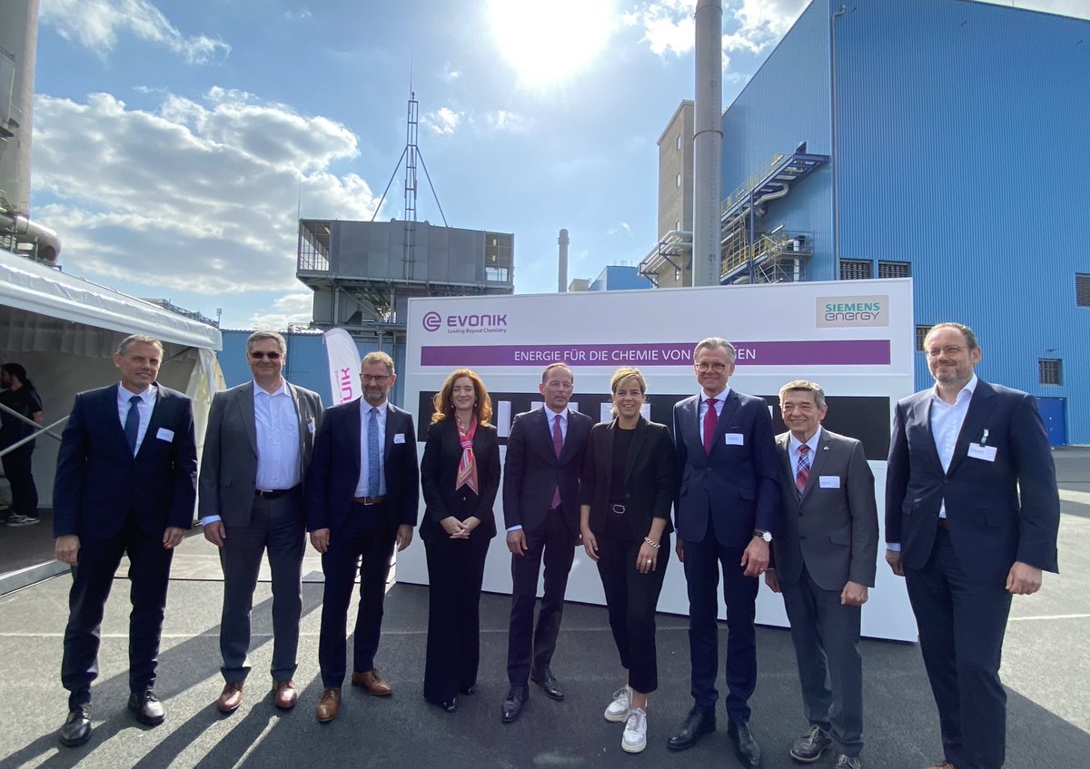 Ministerin <a href="/MonaNeubaur/">Mona Neubaur</a>: „Ein positives Signal für #NRW, die Region und vor allem die Belegschaft.
Investitionen wie diese in #NRW sind wichtige Beiträge für den #Klimaschutz, zur Standortsicherung und zum Erhalt von Arbeitsplätzen.“