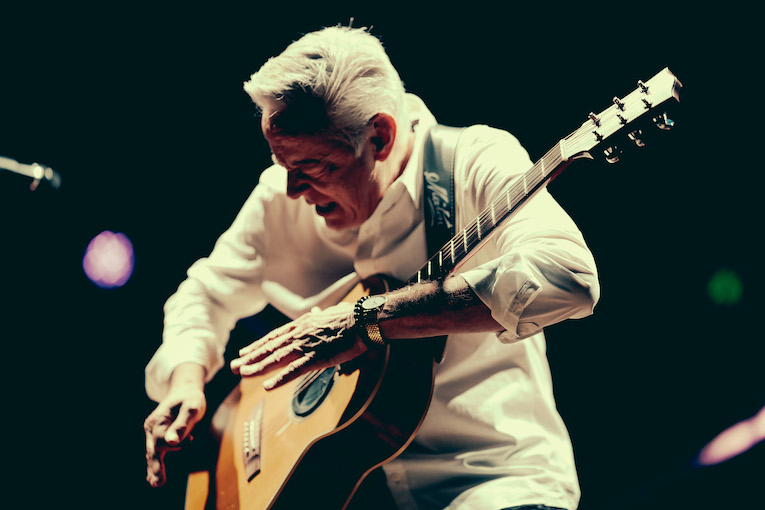 INTERVIEW: Tommy Emmanuel, one of the greatest guitar players in the world. About his new album 'Accomplice One', his guitar playing, fascinating insights about his performing, & more. By Martine Ehrenclou. Videos in interviews. See here.
rockandbluesmuse.com/2023/05/25/int… #tommyemmanuel…