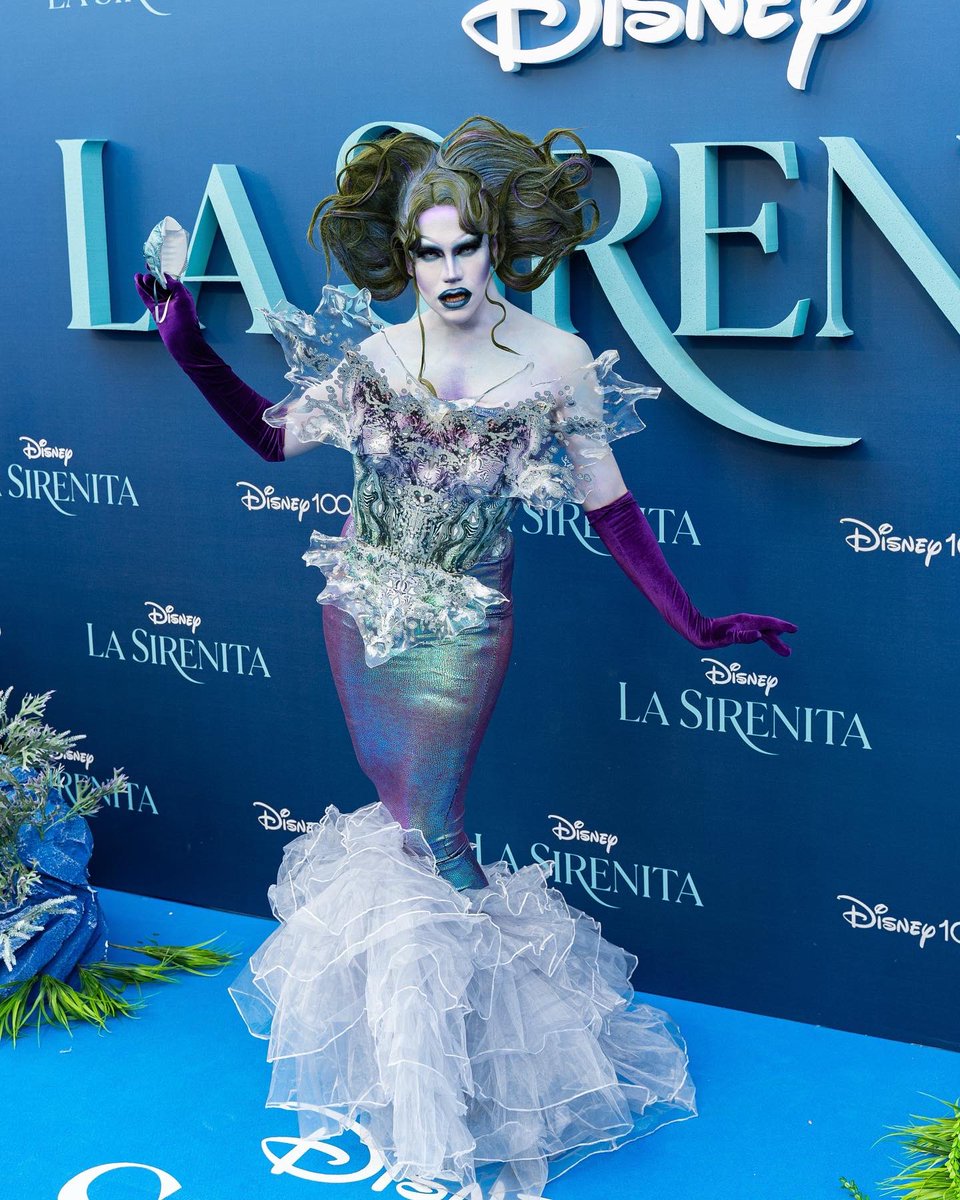 Rumors_Ruviews's tweet photo. Mañana llega a los cines el remake de acción real del clásico de Disney 'La Sirenita'; sin embargo, reinas de alrededor del mundo han podido disfrutar ya de la película. Onyx, Vanessa Van Cartier, Elektra Bionic... ¿cuál de todas creéis que lució mejor en su homenaje a Ariel? 🧜‍♀️ https://t.co/TfBeTmOKWp