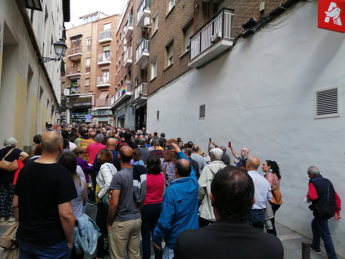 La calle de San Cayetano en pie. Discurso improvisado de @RbSotomayor, @PabloIglesias y @AleJacintoUrang en la puerta del Espacio Rastro. #ValentiaParaTransformar28M