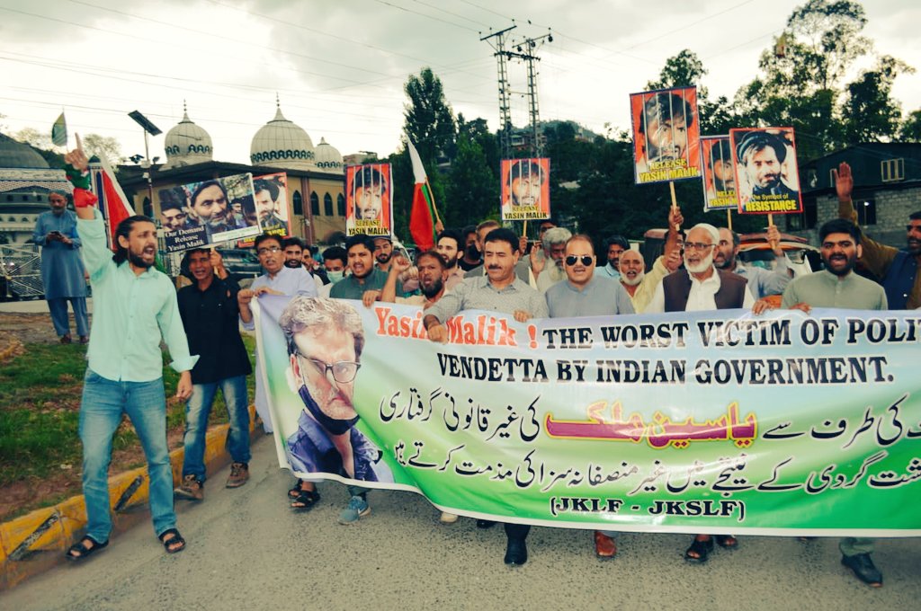 HamalayaRaja's tweet photo. مظفرآباد:
قائد تحریک یسین ملک کو بھارتی نام نہاد عدالت کی طرف سے بےبنیاد مقدمہ میں غیرمنصفانہ طور پر سزا سنائے جانے کے دن کے موقع پر لبریشن فرنٹ کا سنٹرل پریس کلب مظفراباد کے باہر مظاہرہ
#ReleaseYasinMalik
#GoPakistanGoBack
#GoIndiaGoBack
#JKLF https://t.co/S1ebRddBdR