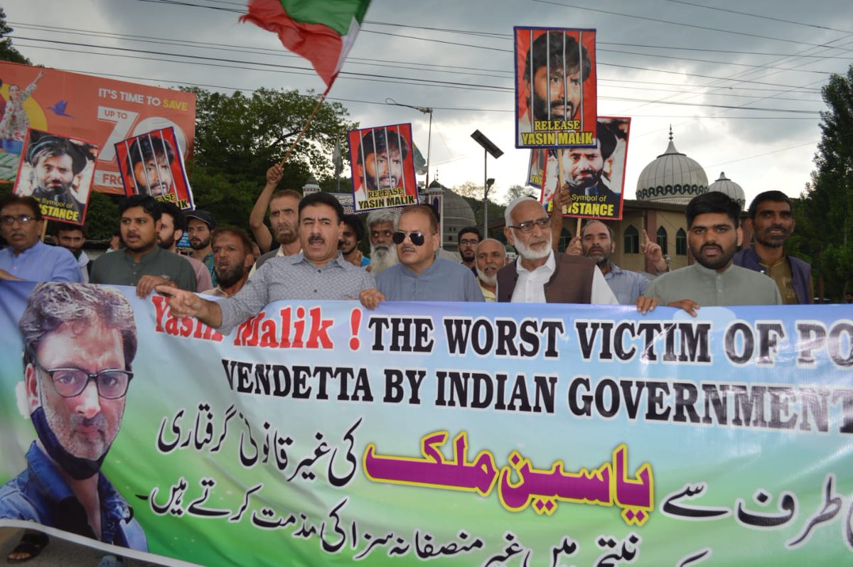 HamalayaRaja's tweet photo. مظفرآباد:
قائد تحریک یسین ملک کو بھارتی نام نہاد عدالت کی طرف سے بےبنیاد مقدمہ میں غیرمنصفانہ طور پر سزا سنائے جانے کے دن کے موقع پر لبریشن فرنٹ کا سنٹرل پریس کلب مظفراباد کے باہر مظاہرہ
#ReleaseYasinMalik
#GoPakistanGoBack
#GoIndiaGoBack
#JKLF https://t.co/S1ebRddBdR