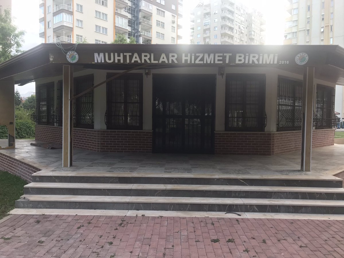 s_saracoglu's tweet photo. Recep Gürbüz parkının içerisinde bulunan Muhtarlık Hizmet Binası elden çıkmak üzere.  Ben bir gün açık olduğunu görmedim. Bu bina Kurs merkezi, Yaşlılar Lokali, Kafeterya vs. gibi değerlendirilemez mi? Bu şekilde durduğu takdirde bir süre sonra harabeye dönecek @kepezbelediyesi https://t.co/HixO2a6Iz5