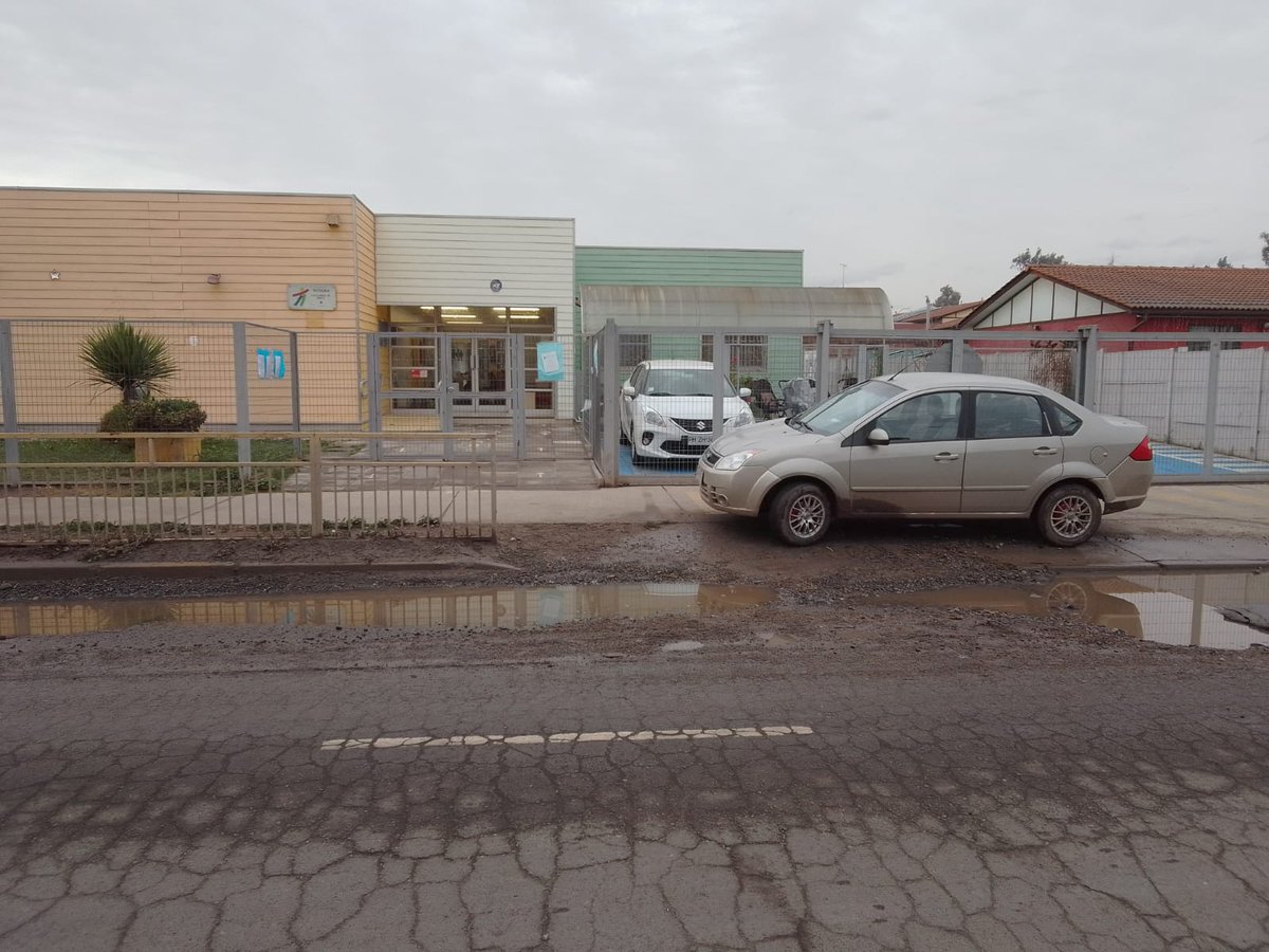 Josefa43969356's tweet photo. Necesitamos que ar urgentemente el pavimento en mal estado a las afueras del Jardín Infantil Los Llanos de Maipú donde pasan micros y salta la gravilla, la lluvia empeorará el estado en el que se encuentra, favor necesitamos su ayuda! @TomasVodanovic @Muni_Maipu @diariolabatalla https://t.co/anhyuEWCO6