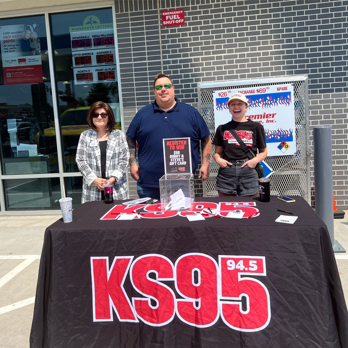 Crisco is in West St. Paul until 1pm today giving away a $50 gas card every 15 minutes! Plus, grab a FREE hot dogs, chips and a drink! 🌭⛽️🥤