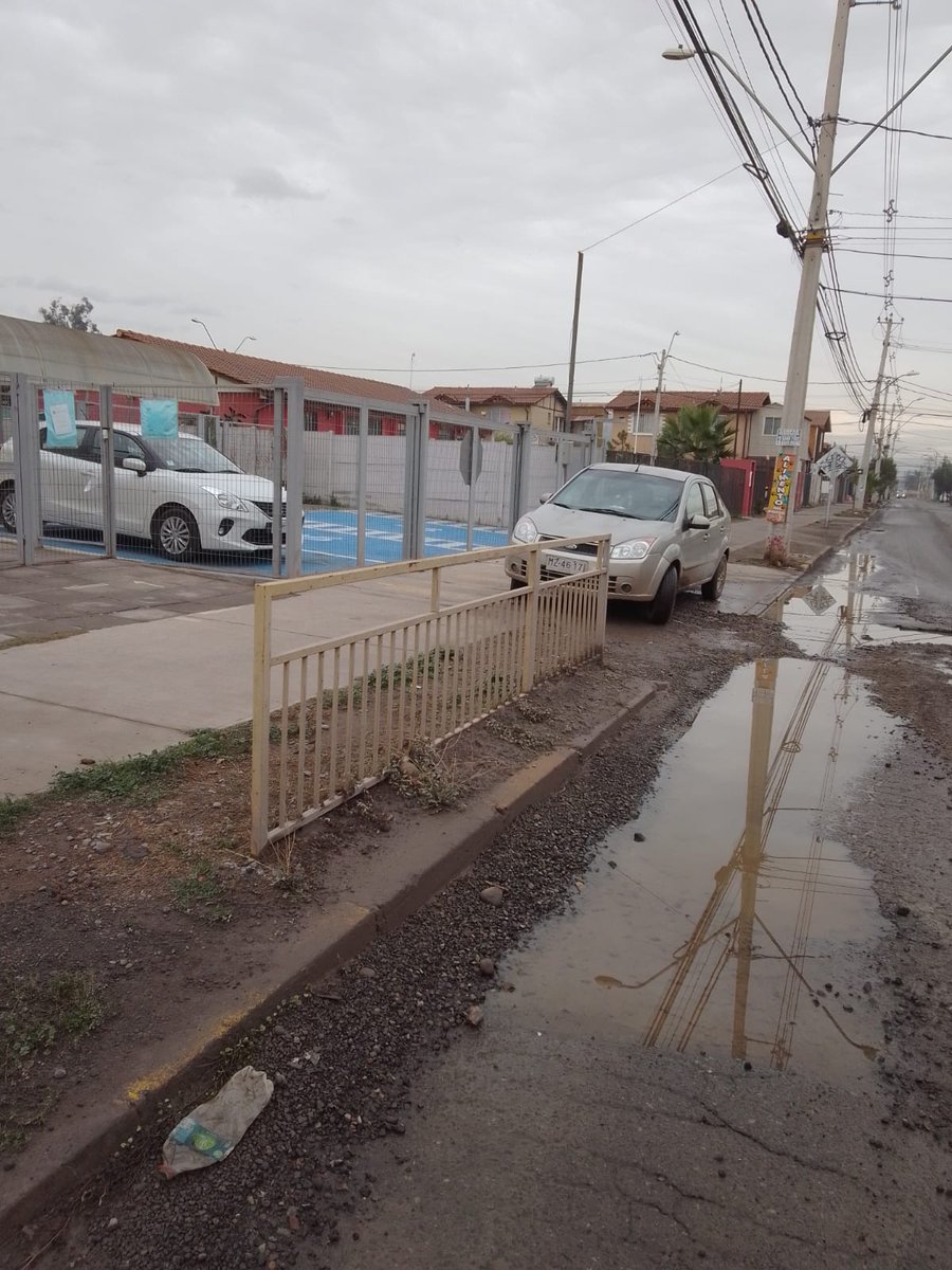 Josefa43969356's tweet photo. Necesitamos que arreglen urgente el pavimento en mal estado a las afueras del Jardín Infantil Los Llanos de Maipú donde pasan micros y salta la gravilla, la lluvia empeorará el estado en el que se encuentra, favor necesitamos su ayuda! @TomasVodanovic @Muni_Maipu @lavozdemaipu https://t.co/7qJQGGXqte