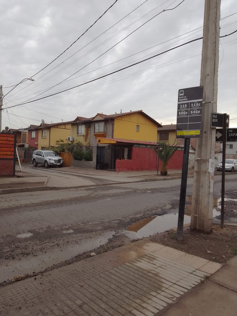 Josefa43969356's tweet photo. Necesitamos que arreglen urgente el pavimento en mal estado a las afueras del Jardín Infantil Los Llanos de Maipú donde pasan micros y salta la gravilla, la lluvia empeorará el estado en el que se encuentra, favor necesitamos su ayuda! @TomasVodanovic @Muni_Maipu @lavozdemaipu https://t.co/7qJQGGXqte