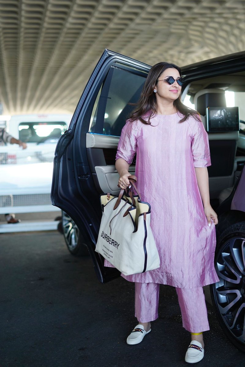 #ParineetiChopra snapping at airport