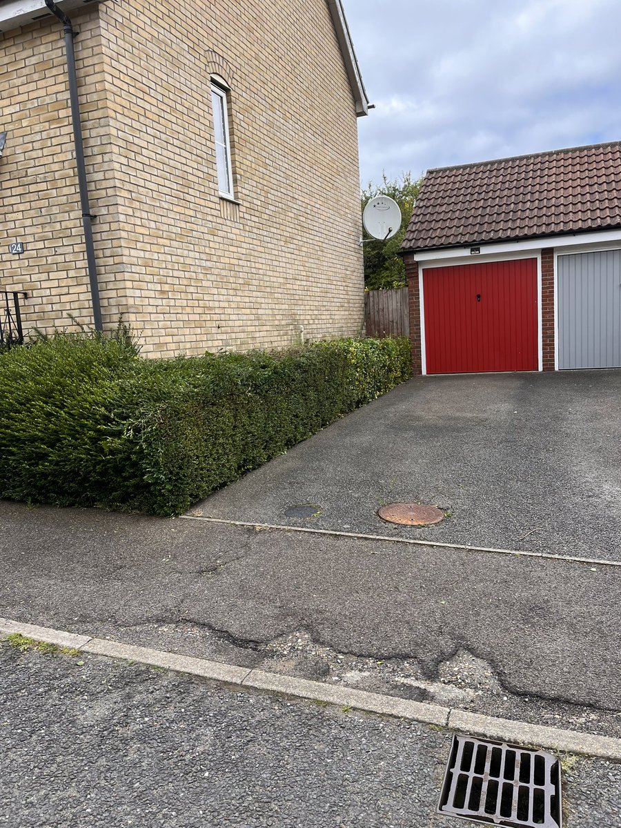 DH_Maintenance's tweet image. Then a #hedgetrim for a customer - not theirs &amp;amp; they just want to get in their garage - hence we didn’t trim the front 🤷‍♂️