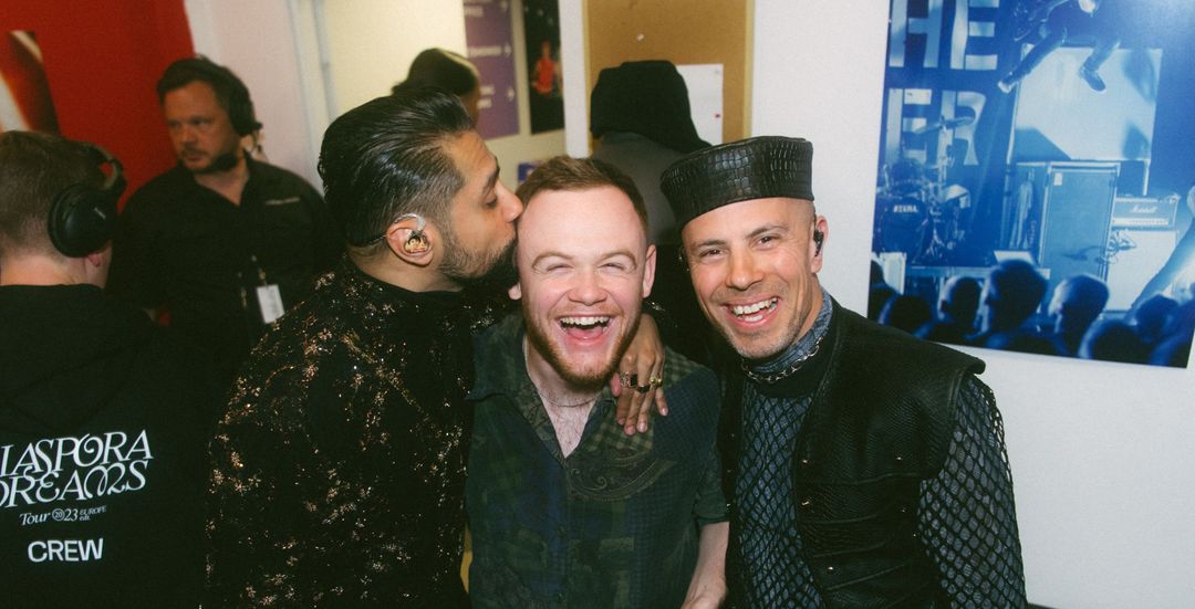 alesundorg's tweet image. Det starta på Terminalen: Nå er Viktor med #Karpe på europaturné: Det er tidlig vår i Lausanne i Sveits og utenfor konsertlokalet «Les Docks» treffer vi på ålesunderen #ViktorMauren, bærende på et videokamera. Han er en av tre i kamerateamet til #Karpe. aesby.no/nyheter/i/8JWw…