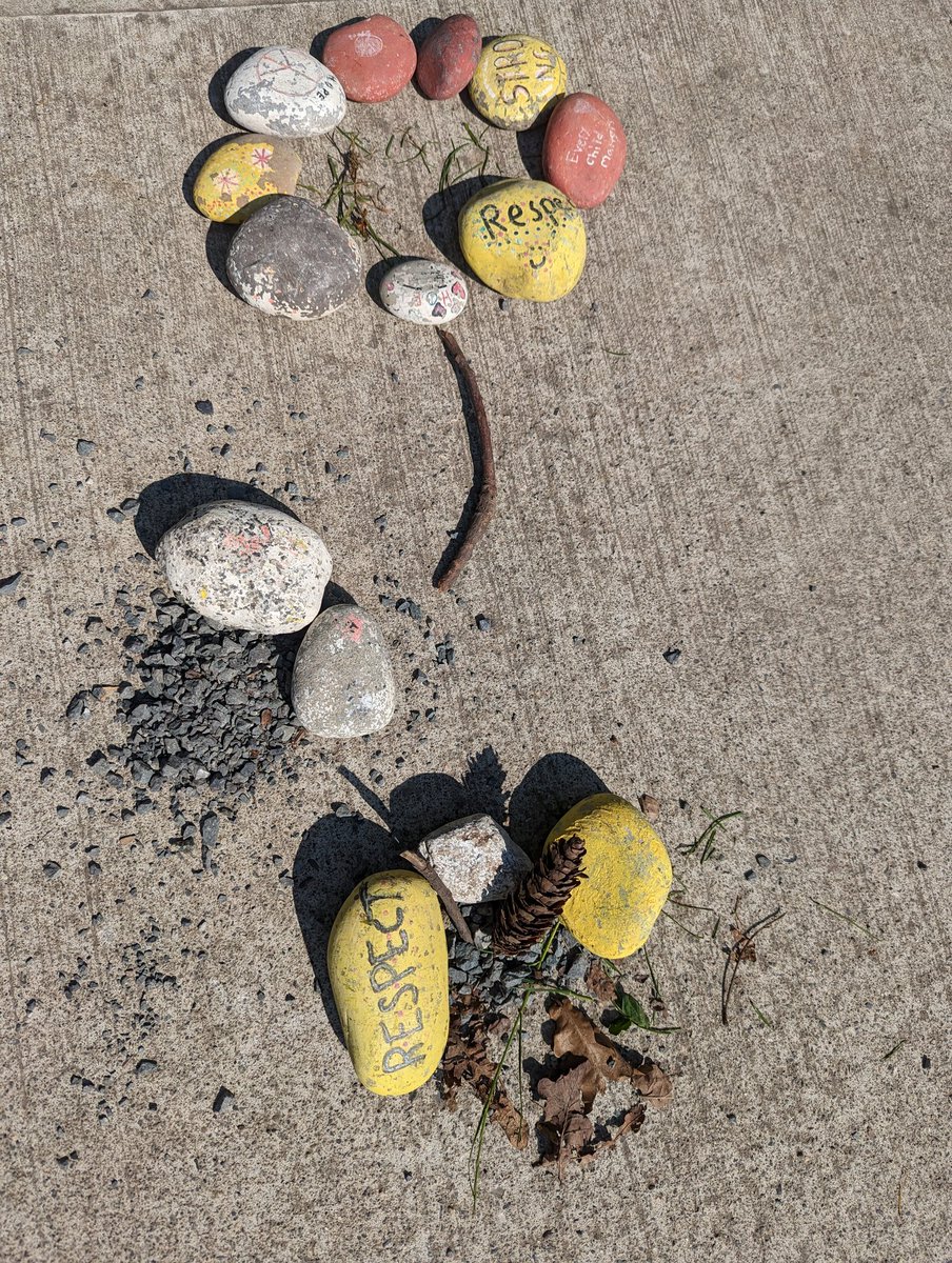 WHIL36_library's tweet photo. Div 31 showed that they can be "anywhere artists" today! #sd36tl #sd36learn #outdoorlearning @woodwardhill212 https://t.co/NPcqjJjZzm