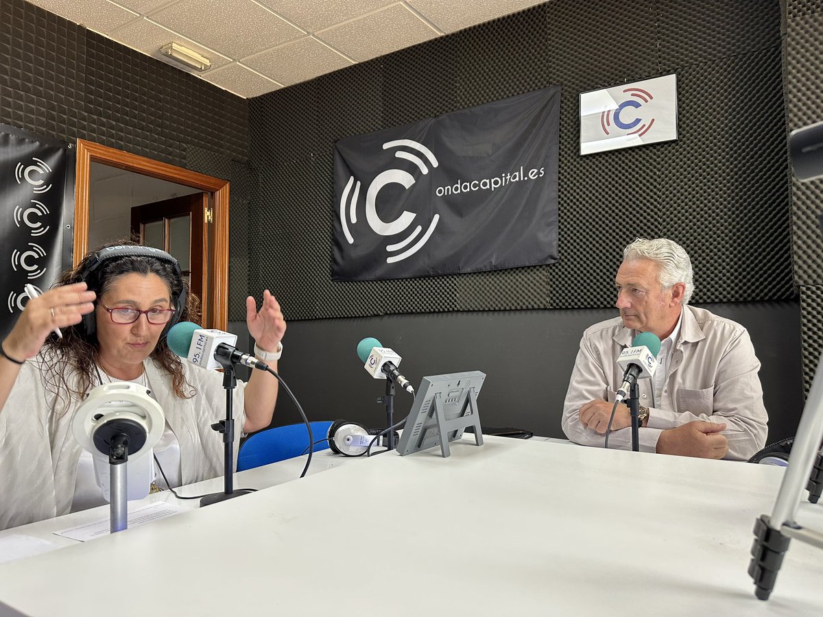 📻 Ya estoy en los estudios de @ondacapitalsev, una radio joven, valiente y con grandes profesionales al frente.

Vamos a compartir con sus oyentes el gran proyecto de ciudad que tenemos para nuestros vecinos. 🗳️ Quedan 3 días para el despegue definitivo de Sevilla. 🚀