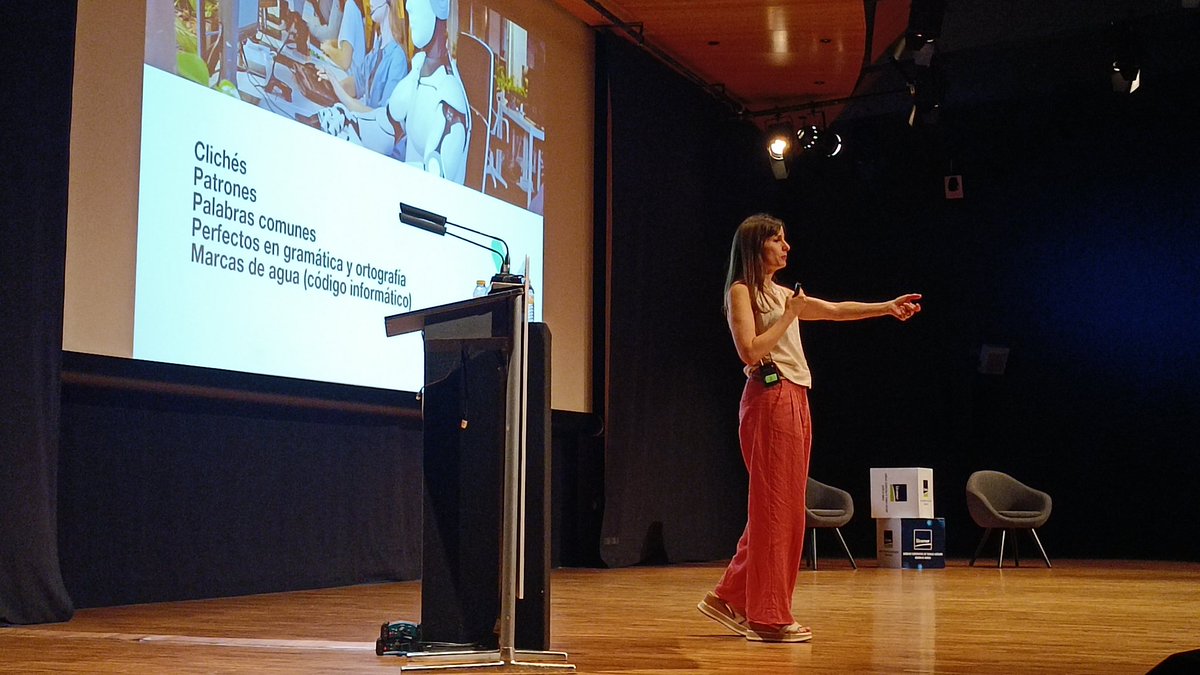 ucomur's tweet photo. 👉 Última ponencia de la tarde con @marilink, periodista en @Newtra.

🎤"El ChatGPT obliga a revisar métodos educativos, a aprender a usarlo y enseñar a usarlo para que el alumnado utilice esta tecnología pero de forma honesta, admitiendo su uso".

#UcomurConecta https://t.co/Q8WNTyaie4