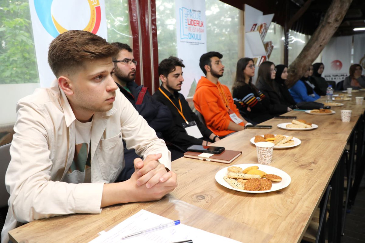 zeybekbaskan's tweet photo. Gençlerin enerjisi ilham verdi...

Girişimci Genç Liderler Derneği tarafından düzenlenen 'İlham Veren Konuşmalar' programına konuşmacı olarak katıldım. 

Genç kardeşlerimle samimi ve enerji dolu bir sohbet gerçekleştirdik. Onlar sordu, ben cevapladım. 

Dernek yönetimine ve gençlerimize ev sahipliğinde dolayı teşekkür ediyorum.

İyiki Varsınız Gençler